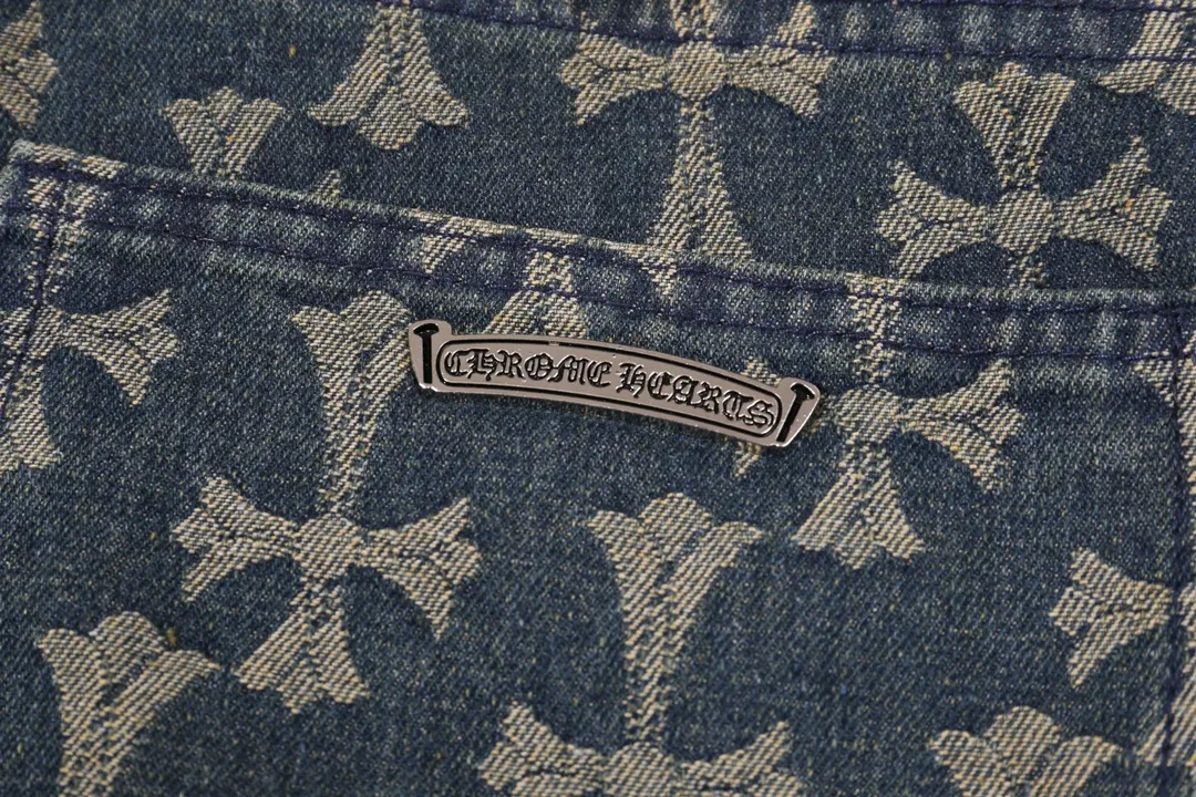 P240 Style No.: H586 Chrome Hearts double-sided full-logo jacquard dark pattern heavy-duty full-print cross jeans. The same model as the Internet celebrity star. Cross-printed denim jacket. The unique cross design element and full print are full of design. It is made of 100% denim cotton fabric with heavy coarse yarn count, which ensures a stiff and tough silhouette while being soft, comfortable and breathable. The lapel is designed with silver buttons and is full of texture. The classic white cross logo is all over the dress, making it a perfect versatile style for spring and summer! Customized jacquard fabric, you can wear it in various styles. This gender-neutral shirt is a must-have for nightclubs. It can be worn as a jacket for both men and women. It can be easily worn by both men and women! The original loose version is made of high-quality pure cotton fabrics. The fabric pattern is high-definition and delicate without burrs. It is comfortable and breathable to wear. All the buttons are molded and customized. It is casual and fashionable and can be matched with any bottoms. It can be windproof and sunproof in spring and summer. It can be worn outside in autumn and winter! Easily concave shape makes you look slimmer and taller, perfect for both men and women! Customized main label, accessories, fully washable, whole body wiring, quality control, no heads!  Luxurious dark high street, Hollywood's luxury brand, 22SS's latest couple's leather cross short-sleeved T-shirts, all reflect their own unique style! Made of thick black cotton, goatskin appliqués, hand-sewn custom metal hardware, and silicone varnish printing, multiple materials collide to create a unique texture. It also incorporates ChromeHearts medieval-style Sanskrit fonts and classic horseshoes, creating a unique and charming dark texture under the graceful arcs and all-black shadows, full of artistic sense!